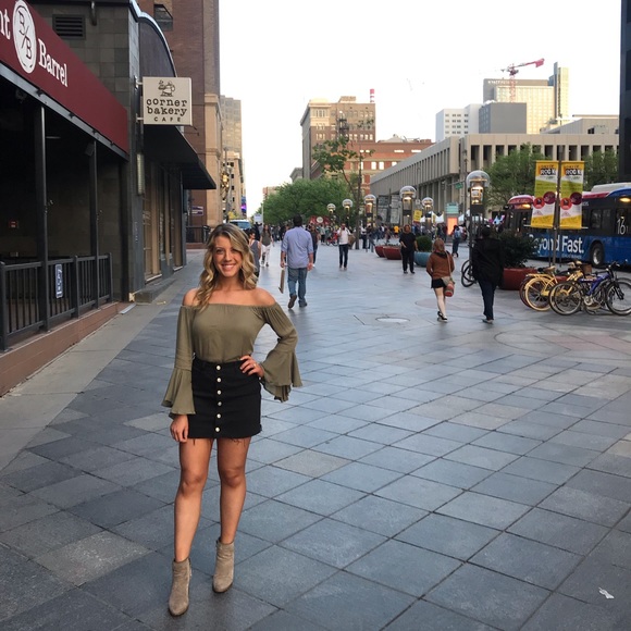 Meet your Posher, Danielle - Picture 3 of 4